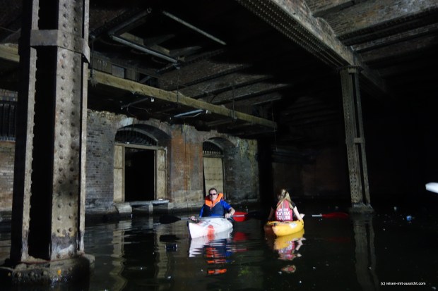 Kayaks in der Höhle